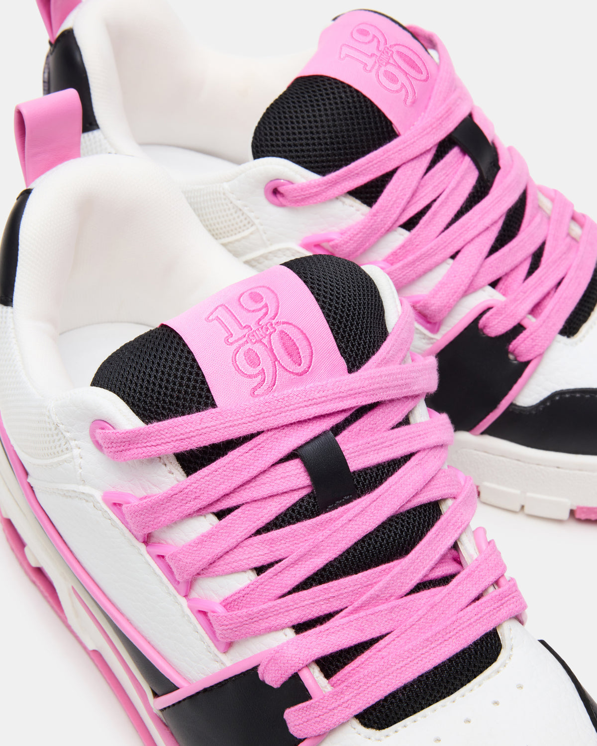 SKATER Black/Pink Low-Top Lace-Up Women's Sneaker